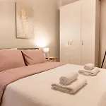 Spacious 4br Near The Sea With Balcony テッサロニキ