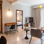 Spacious 4br Near The Sea With Balcony テッサロニキ