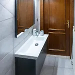 Spacious 4br Near The Sea With Balcony * テッサロニキ