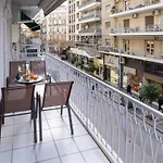 Spacious 4br Near The Sea With Balcony アパート テッサロニキ