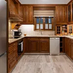 Spacious 4br Near The Sea With Balcony *