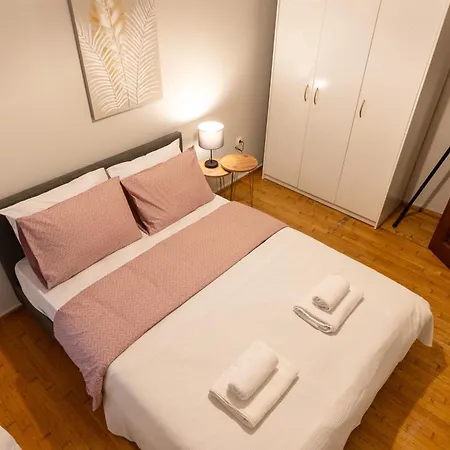 Spacious 4br Near The Sea With Balcony *
