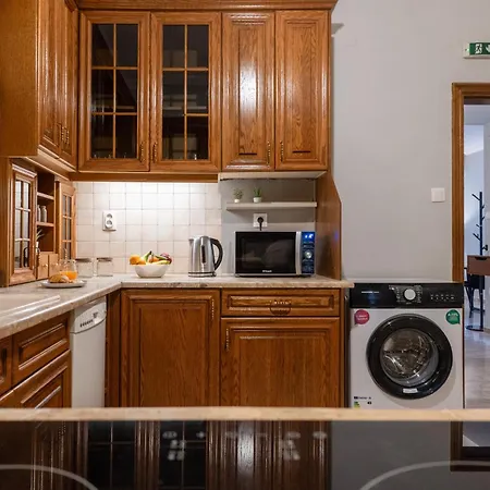 Spacious 4br Near The Sea With Balcony Apartment