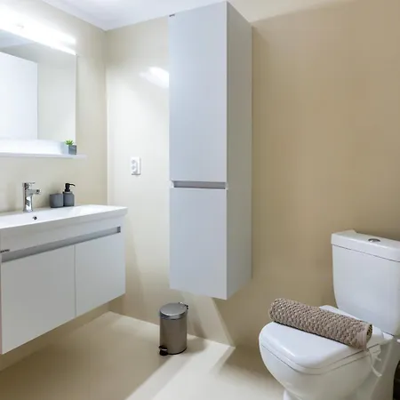 Spacious 4br Near The Sea With Balcony
