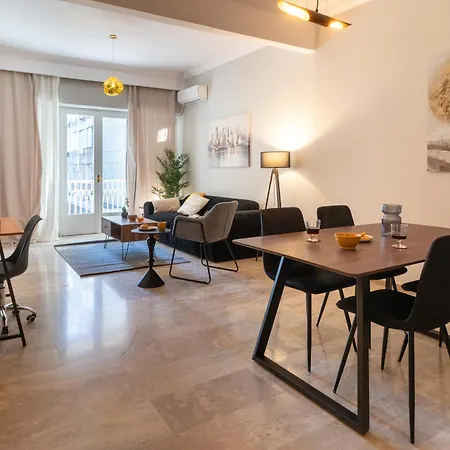 Apartment Spacious 4br Near The Sea With Balcony