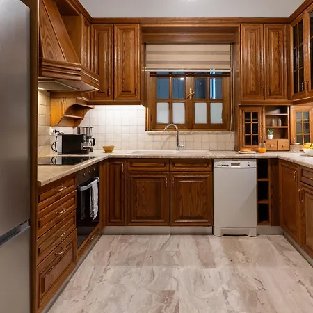 Spacious 4br Near The Sea With Balcony *