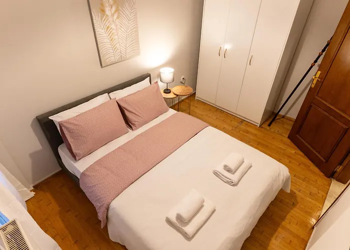 Spacious 4br Near The Sea With Balcony *