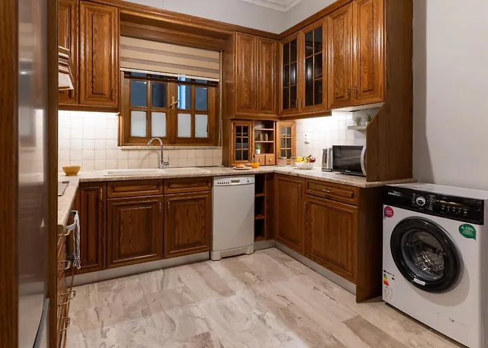 شقة Spacious 4br Near The Sea With Balcony *