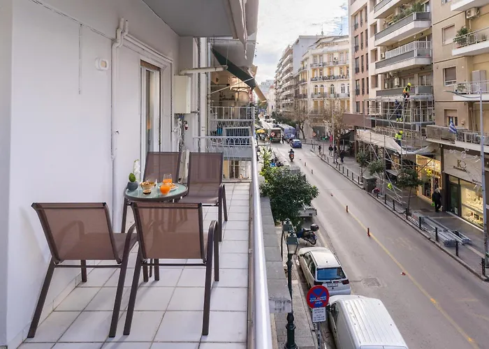 Spacious 4br Near The Sea With Balcony *