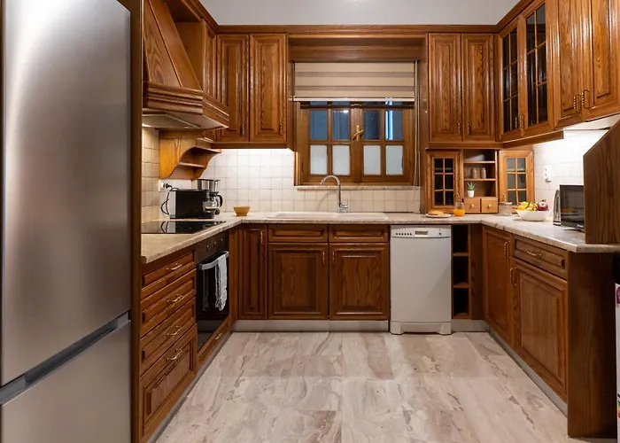 Spacious 4br Near The Sea With Balcony *