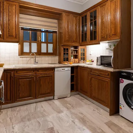 Apartment Spacious 4br Near The Sea With Balcony *