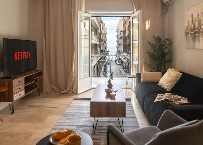 Spacious 4br Near The Sea With Balcony
